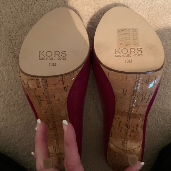 NEW Michael Kors Cyprien Patent Platform Pumps 10 - Picture 3 of 7